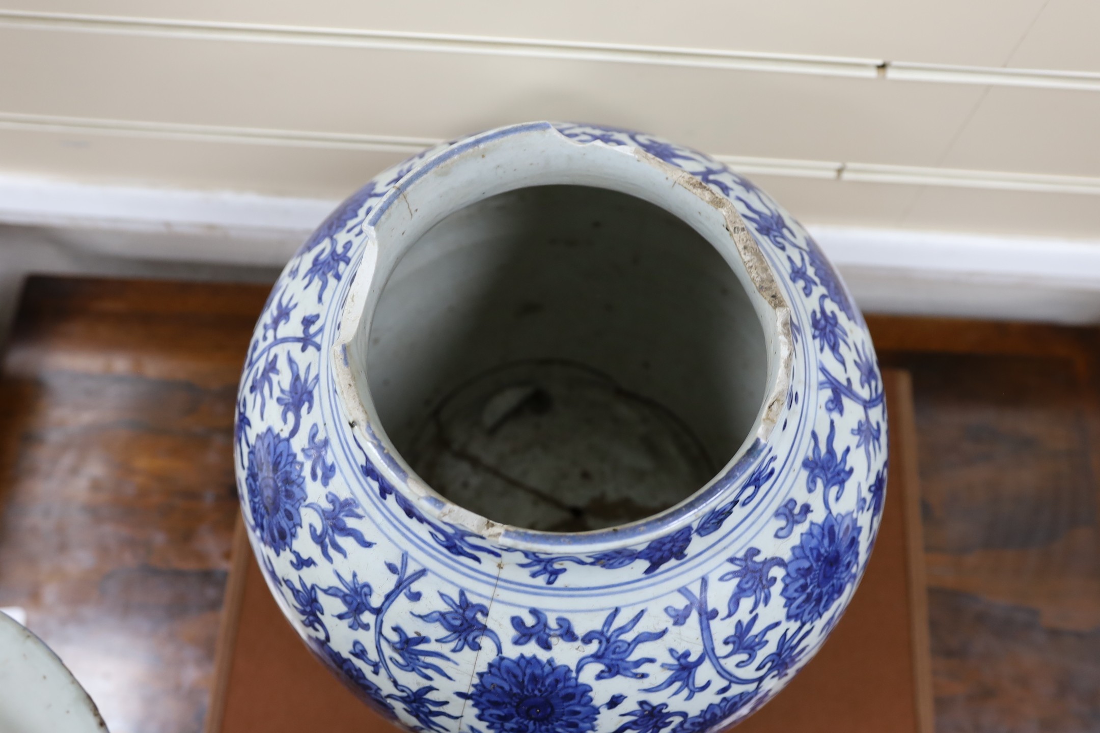 A large Chinese blue and white jar and cover, 43cm tall